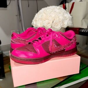 Nike | Pink detailing dunk lows| US size 9.5